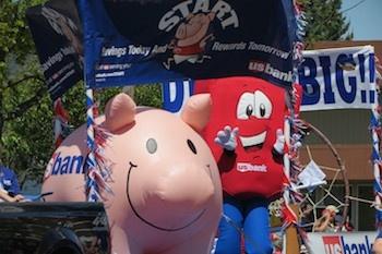 US Bank's Inflatable Pig on Parade Float